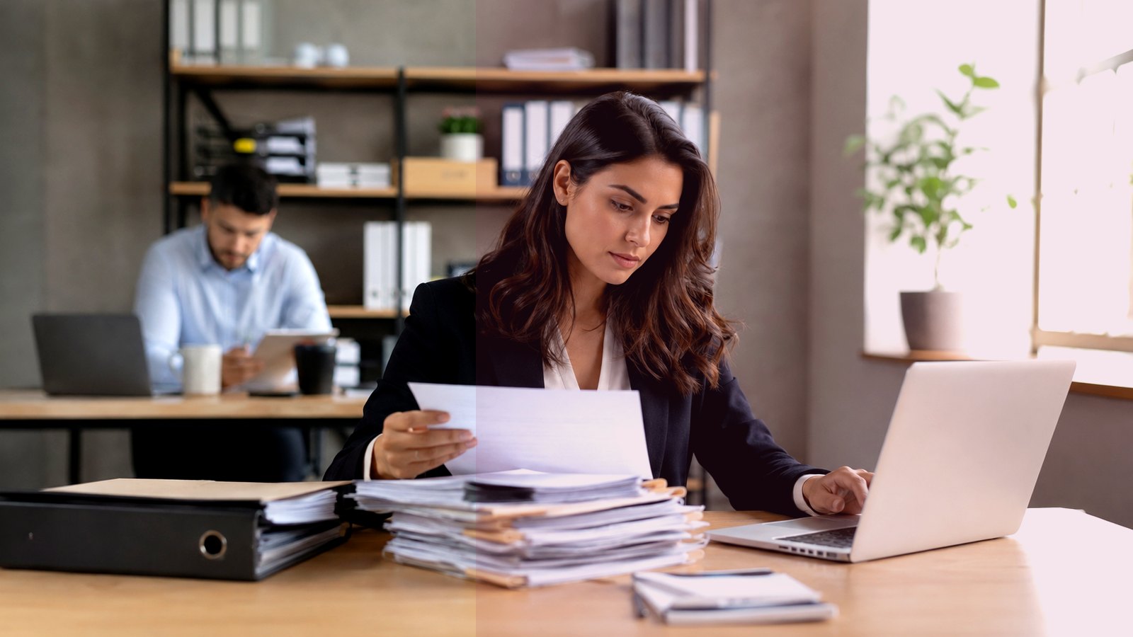 Professionnels analysant des documents dans un bureau