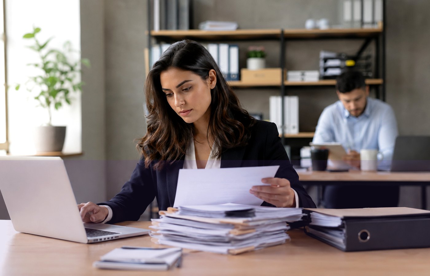 Réunion professionnelle autour de documents